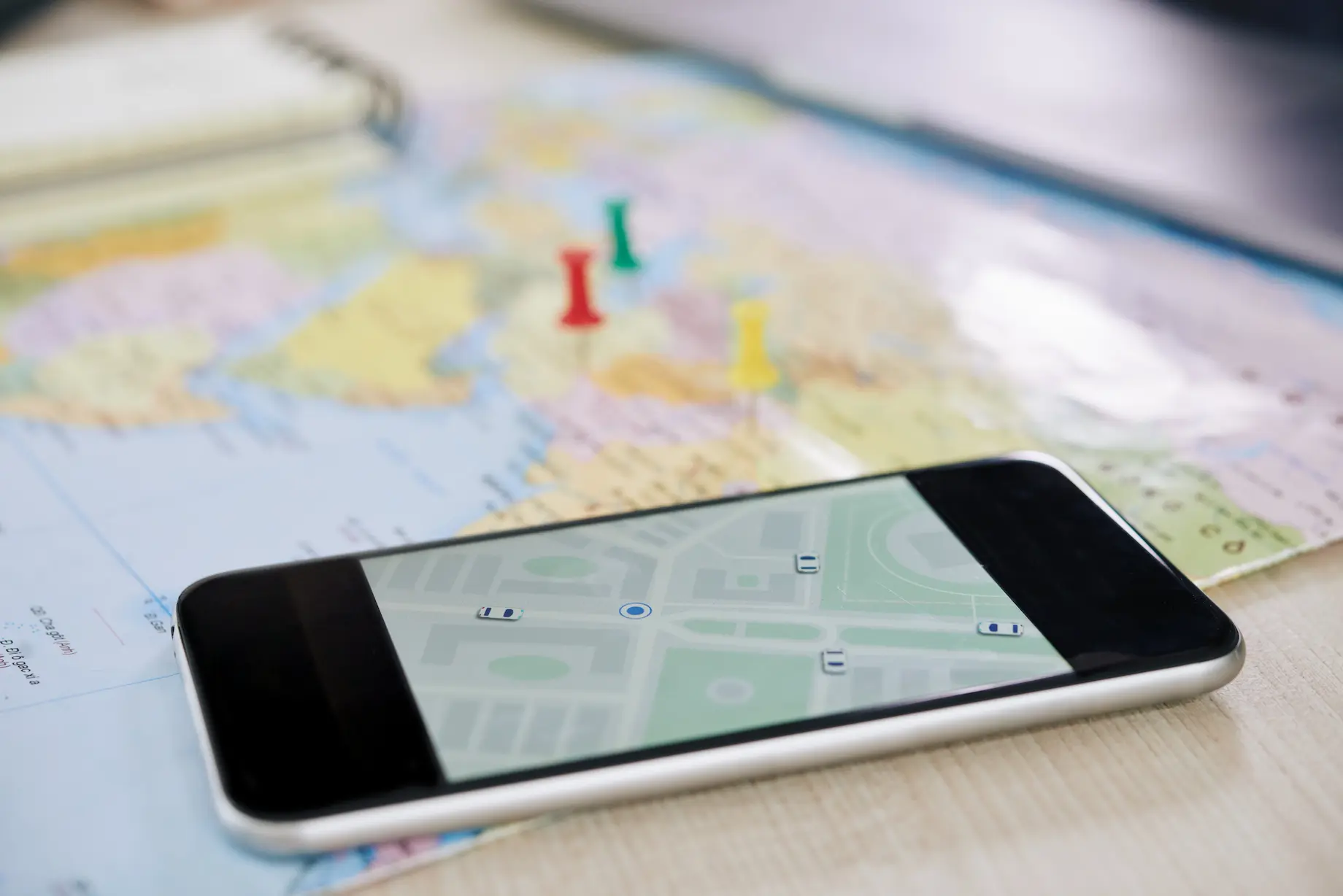 primer-plano-telefono-inteligente-aplicacion-gps